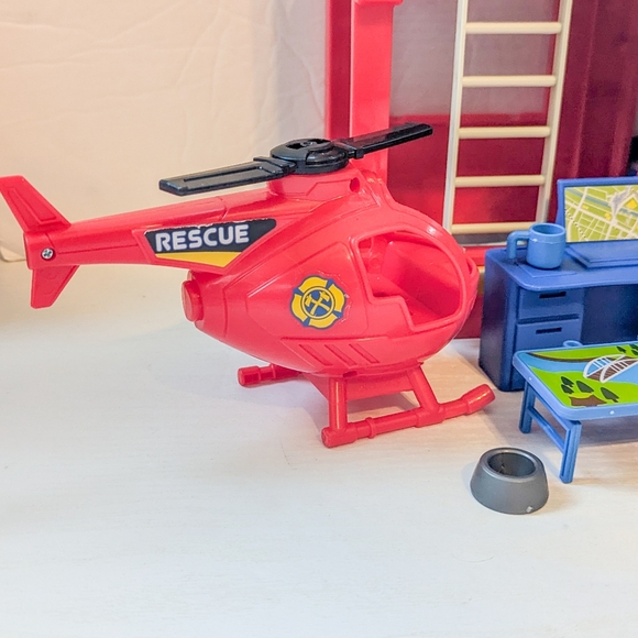 Kid Connection Fire Station, Vehicles and Accessories - Picture 3 of 10